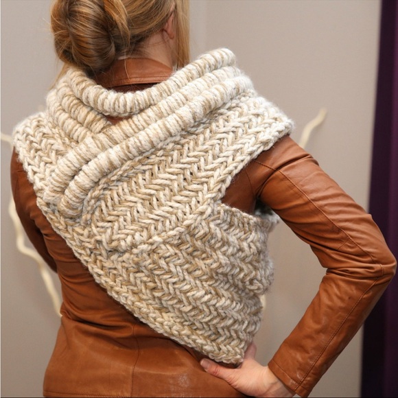 Katniss Everdeen “Catching Fire” grey knit hunting cowl in marble grey - Picture 6 of 8